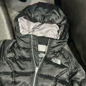 North Face kids 550 jacket, black satin material, Small 7/8 Excellent shape